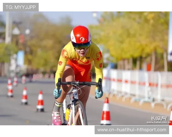 自行车公路赛终点前五人拼命冲刺，照片刷屏